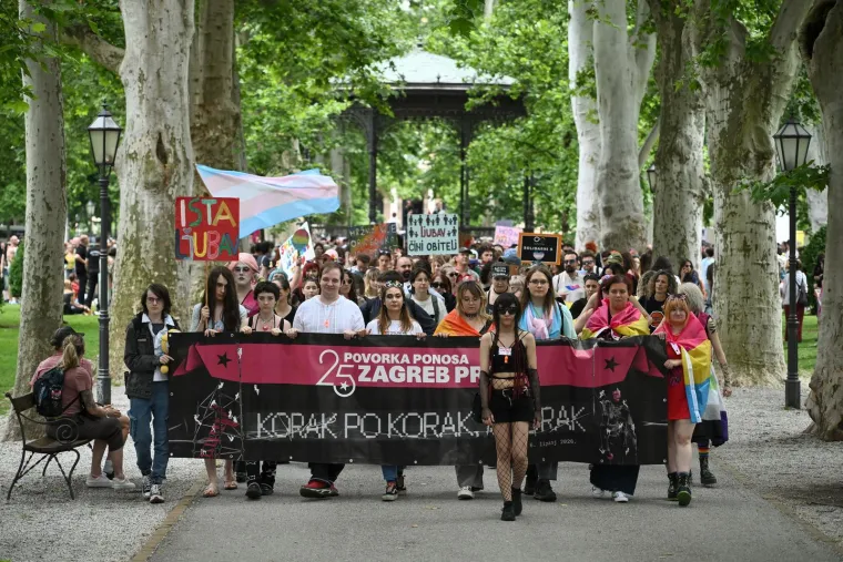 Keleminec s deset pripadnika razvio crne zastave prije dolaska Povorke ponosa