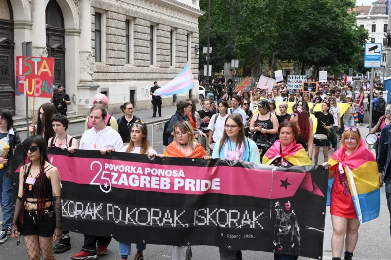 Keleminec s deset pripadnika razvio crne zastave prije dolaska Povorke ponosa