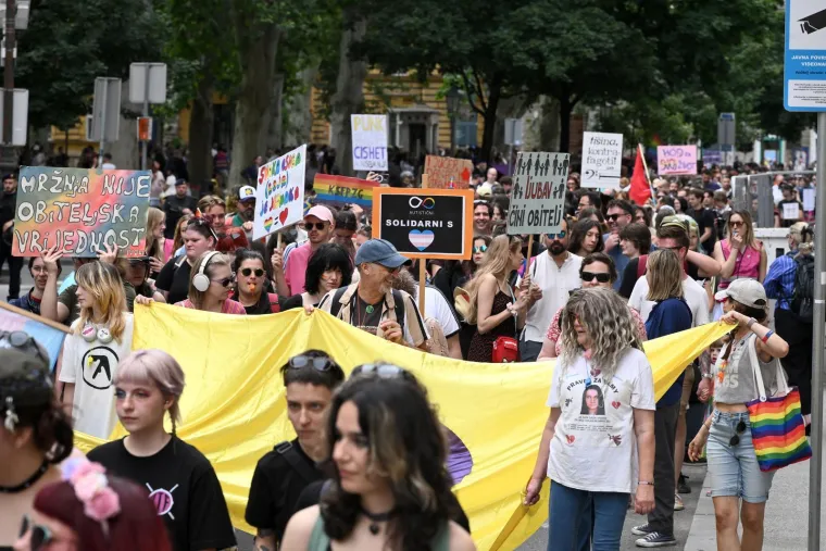 Keleminec s deset pripadnika razvio crne zastave prije dolaska Povorke ponosa
