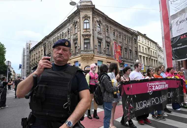 Keleminec s deset pripadnika razvio crne zastave prije dolaska Povorke ponosa