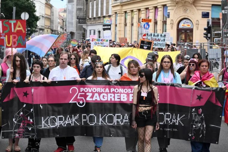 Keleminec s deset pripadnika razvio crne zastave prije dolaska Povorke ponosa