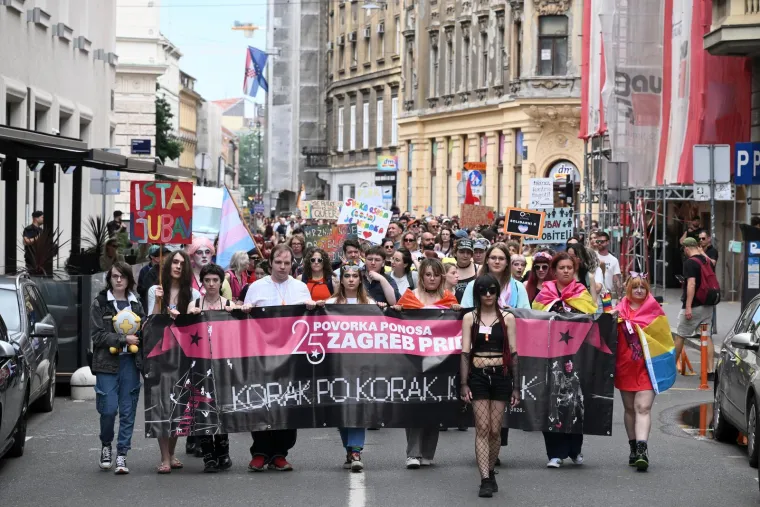 Keleminec s deset pripadnika razvio crne zastave prije dolaska Povorke ponosa