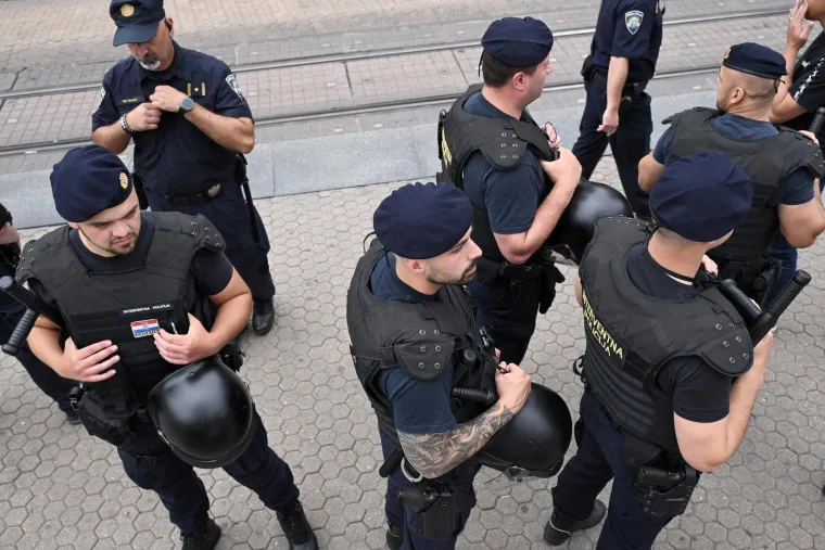 Keleminec s deset pripadnika razvio crne zastave prije dolaska Povorke ponosa