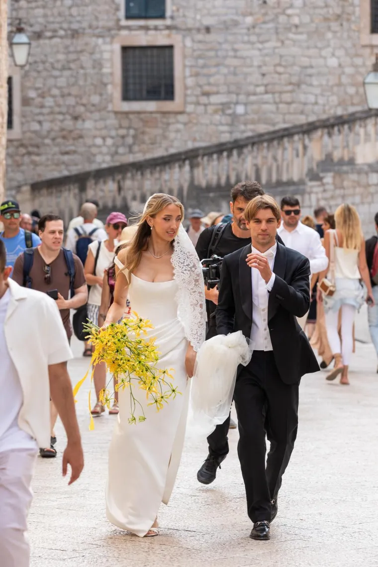 Borna Sosa i njegova Ivona dugogodi&scaron;nju vezu okrunili brakom: Mlada zablistala u predivnoj vjenčanici
