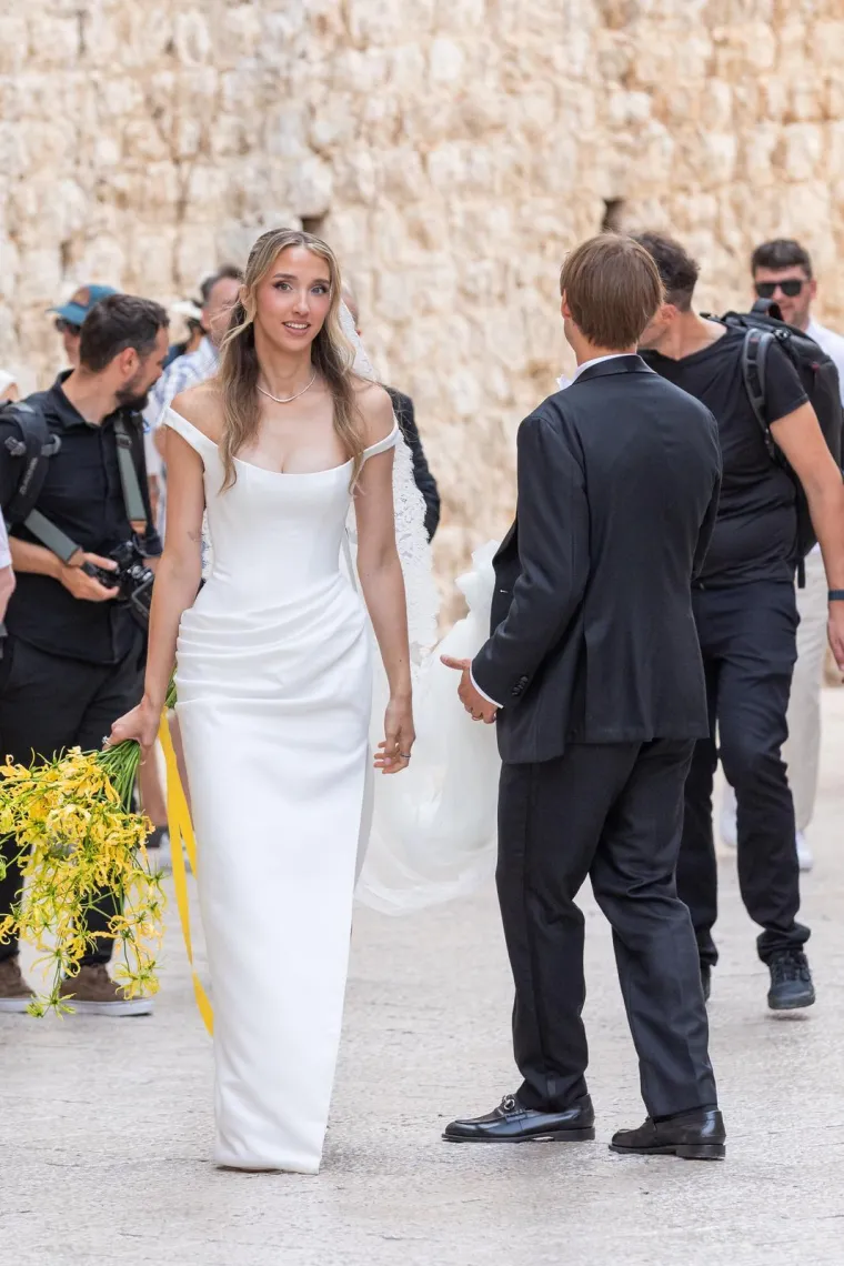 Borna Sosa i njegova Ivona dugogodi&scaron;nju vezu okrunili brakom: Mlada zablistala u predivnoj vjenčanici