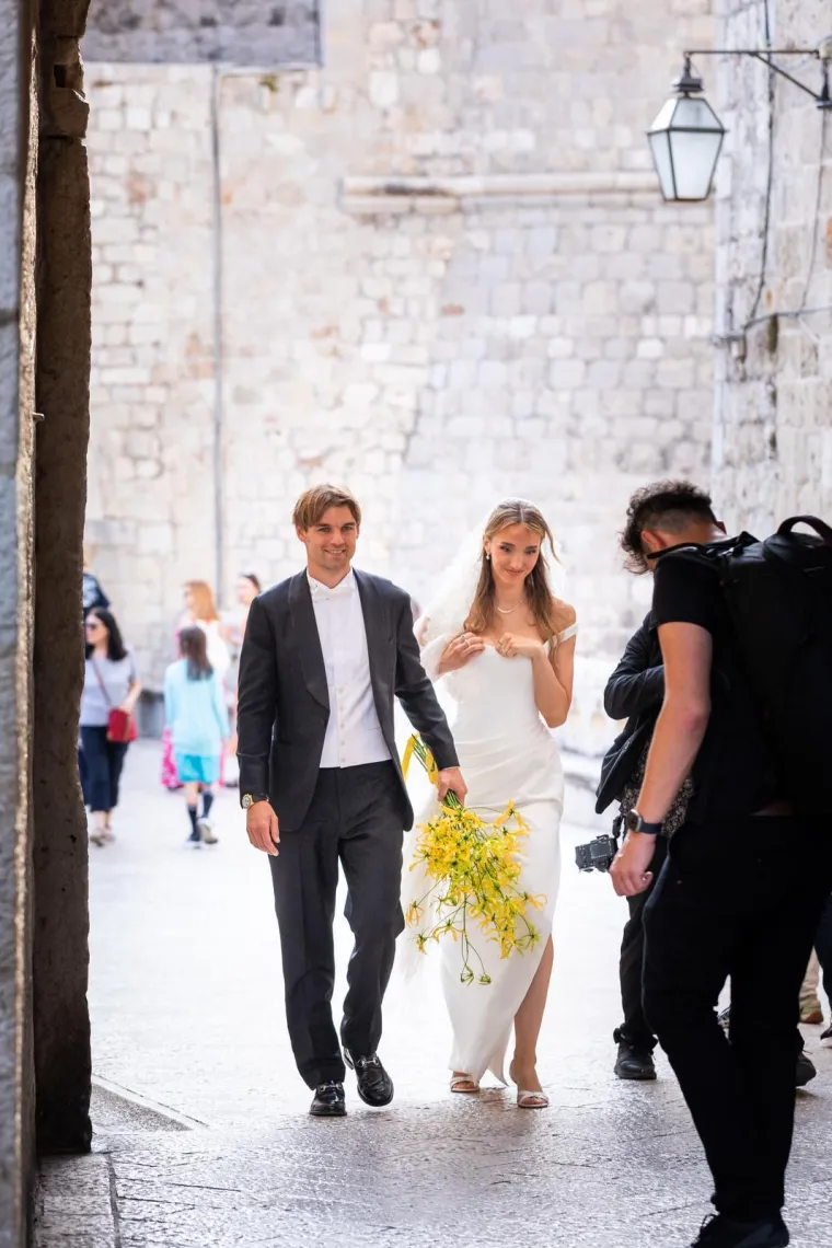 Borna Sosa i njegova Ivona dugogodi&scaron;nju vezu okrunili brakom: Mlada zablistala u predivnoj vjenčanici