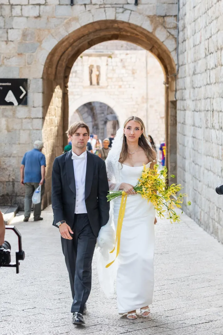 Borna Sosa i njegova Ivona dugogodi&scaron;nju vezu okrunili brakom: Mlada zablistala u predivnoj vjenčanici