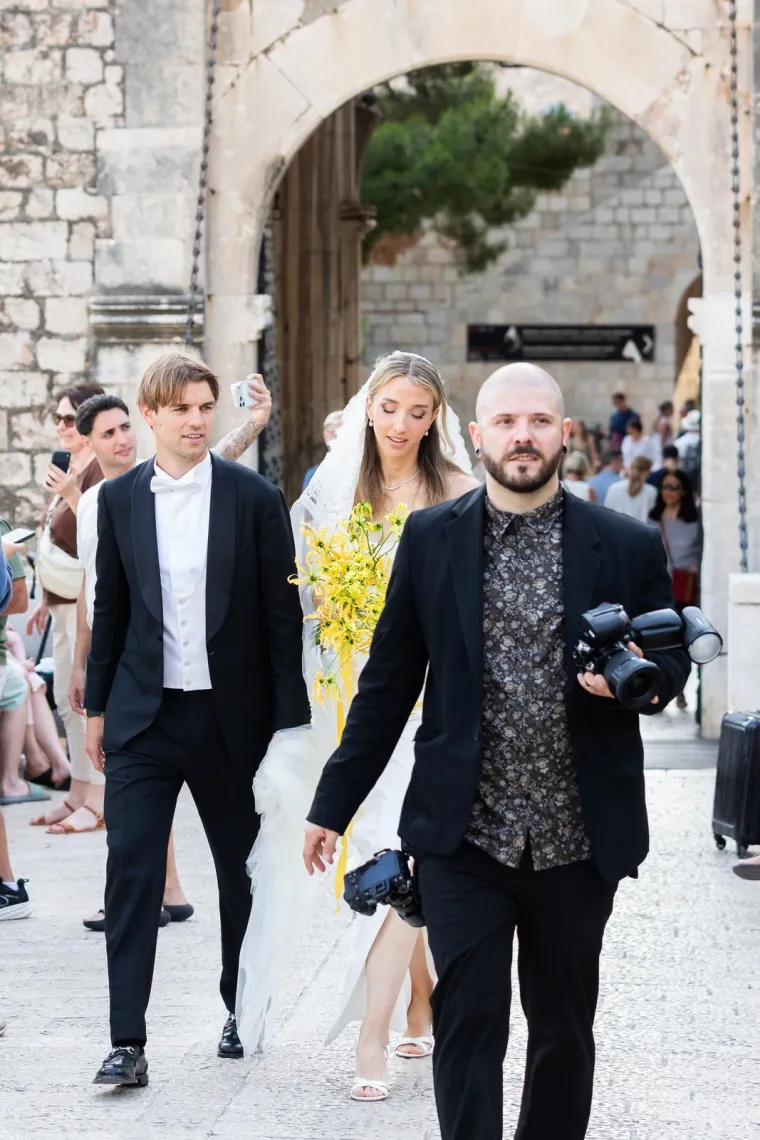 Borna Sosa i njegova Ivona dugogodi&scaron;nju vezu okrunili brakom: Mlada zablistala u predivnoj vjenčanici