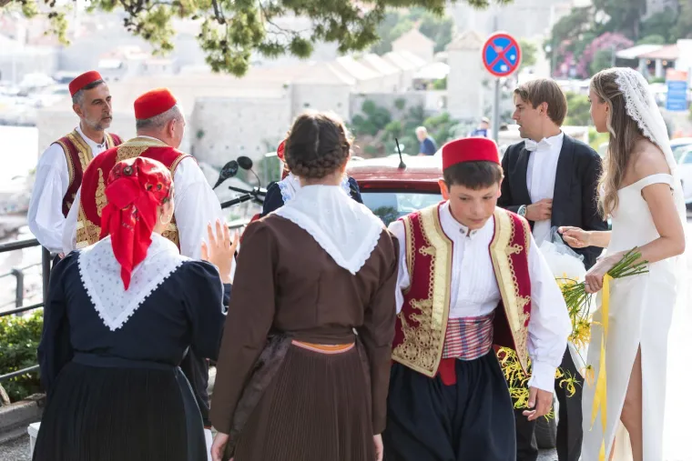 Borna Sosa i njegova Ivona dugogodi&scaron;nju vezu okrunili brakom: Mlada zablistala u predivnoj vjenčanici