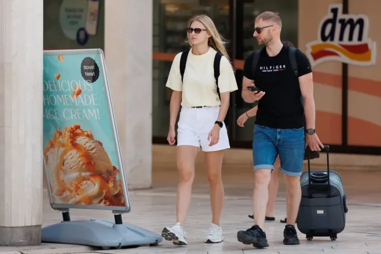 Pokazala samo leđa, a ukrala svu pozornost: Misteriozna plavu&scaron;a u crvenoj haljini zapalila zadarsku &scaron;picu