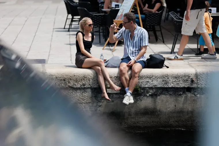 Pokazala samo leđa, a ukrala svu pozornost: Misteriozna plavu&scaron;a u crvenoj haljini zapalila zadarsku &scaron;picu