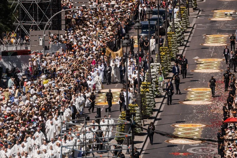 Milijun ljudi preplavilo madridske ulice: Pogledajte kako je izgledao Papin veličanstveni doček