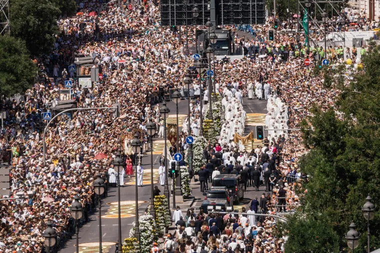 Milijun ljudi preplavilo madridske ulice: Pogledajte kako je izgledao Papin veličanstveni doček