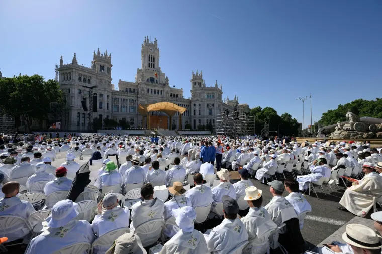 Milijun ljudi preplavilo madridske ulice: Pogledajte kako je izgledao Papin veličanstveni doček