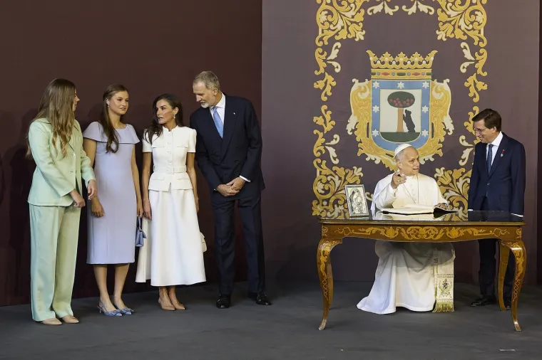 Milijun ljudi preplavilo madridske ulice: Pogledajte kako je izgledao Papin veličanstveni doček