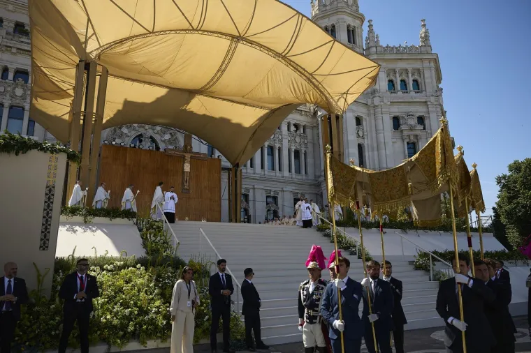 Milijun ljudi preplavilo madridske ulice: Pogledajte kako je izgledao Papin veličanstveni doček