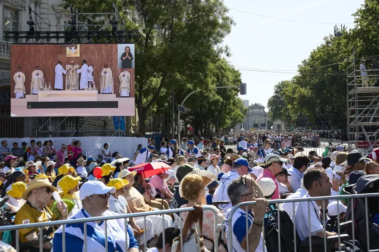 Milijun ljudi preplavilo madridske ulice: Pogledajte kako je izgledao Papin veličanstveni doček