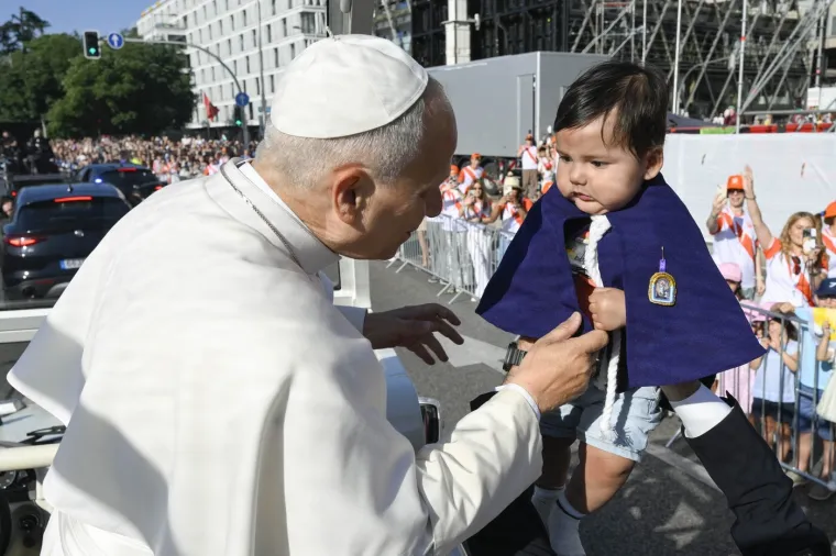 Milijun ljudi preplavilo madridske ulice: Pogledajte kako je izgledao Papin veličanstveni doček
