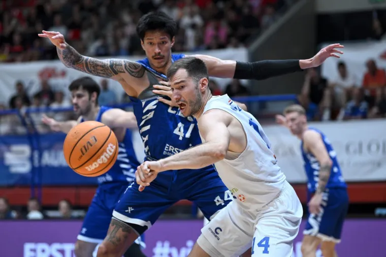 Kaos u Draženovu domu! Navijači krenuli jedni na druge, specijalci spriječili totalni obračun