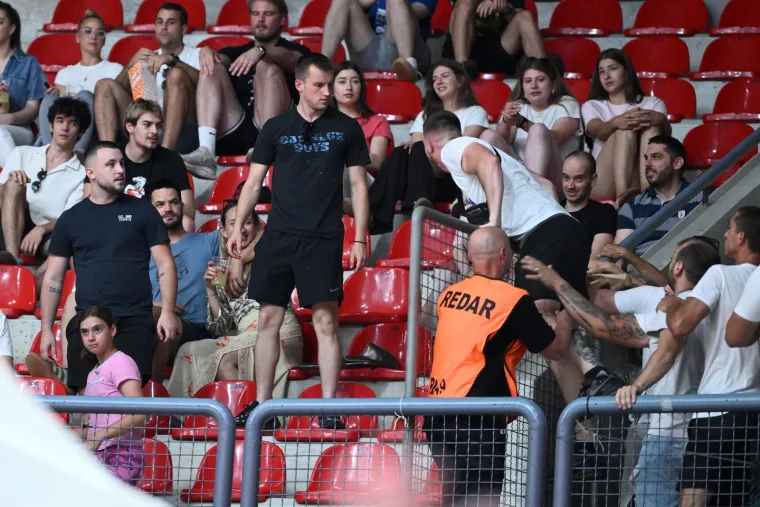 Kaos u Draženovu domu! Navijači krenuli jedni na druge, specijalci spriječili totalni obračun