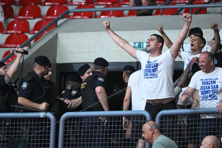 Kaos u Draženovu domu! Navijači krenuli jedni na druge, specijalci spriječili totalni obračun