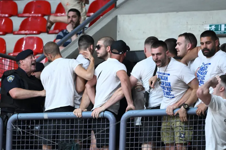 Kaos u Draženovu domu! Navijači krenuli jedni na druge, specijalci spriječili totalni obračun