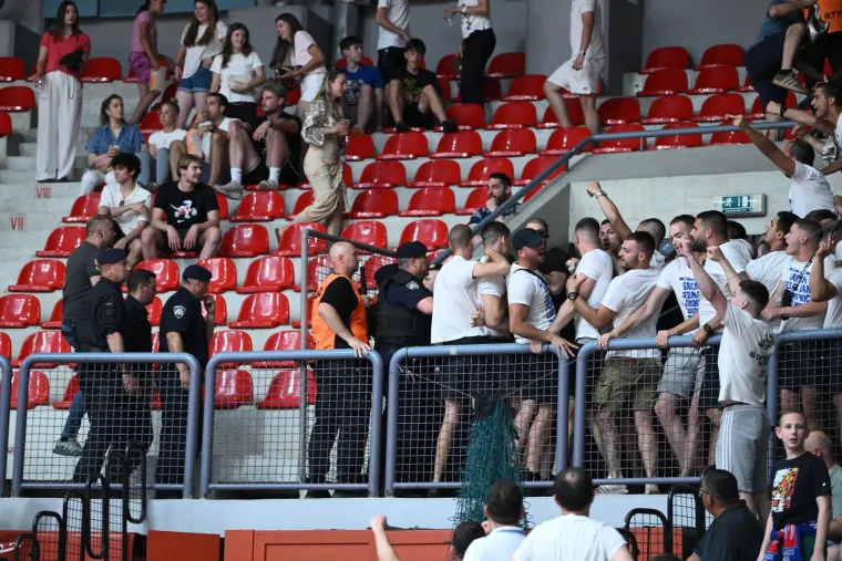 Kaos u Draženovu domu! Navijači krenuli jedni na druge, specijalci spriječili totalni obračun