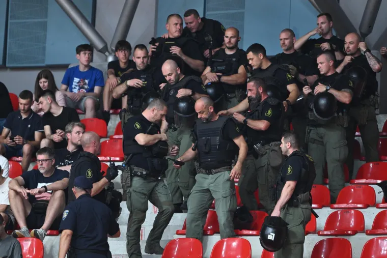 Kaos u Draženovu domu! Navijači krenuli jedni na druge, specijalci spriječili totalni obračun