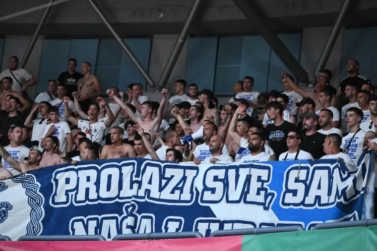 Kaos u Draženovu domu! Navijači krenuli jedni na druge, specijalci spriječili totalni obračun