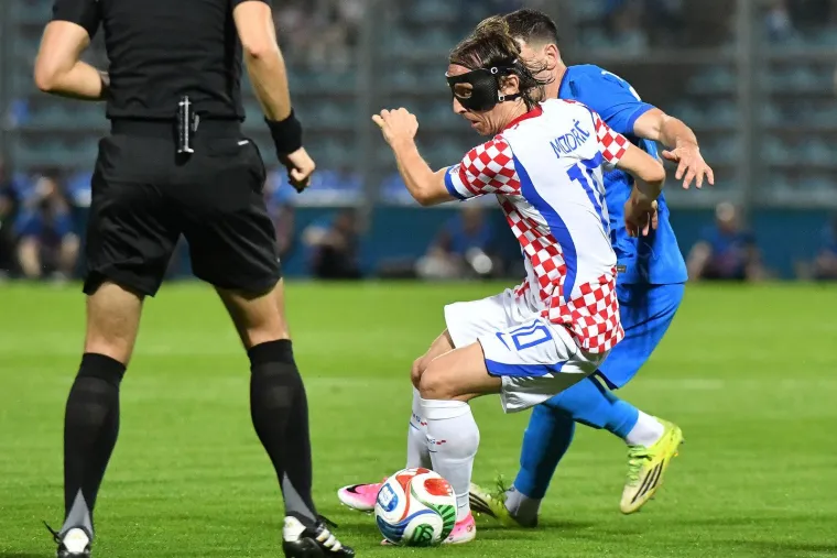 Na utakmici Hrvatske i Slovenije pojavio se biv&scaron;i izbornik Vatrenih. Prepoznajete li ga?