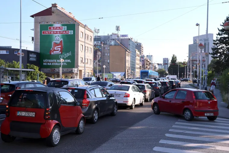 Pogledajte gužve kod Vjesnika: Dio betonske konstrukcije visi na žici