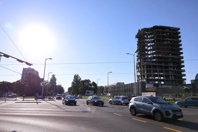 Pogledajte gužve kod Vjesnika: Dio betonske konstrukcije visi na žici