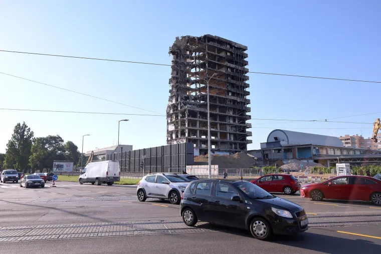 Pogledajte gužve kod Vjesnika: Dio betonske konstrukcije visi na žici