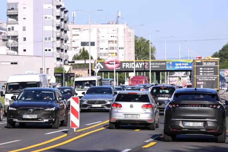 Pogledajte gužve kod Vjesnika: Dio betonske konstrukcije visi na žici