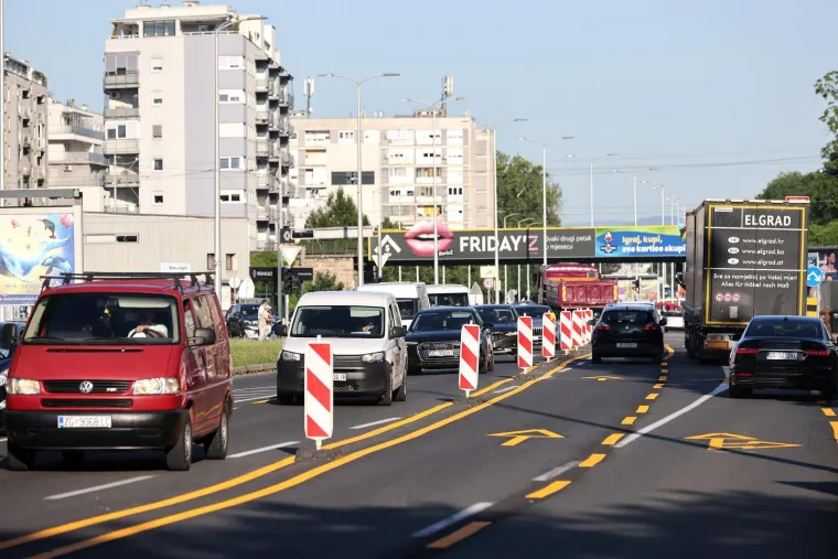 Pogledajte gužve kod Vjesnika: Dio betonske konstrukcije visi na žici
