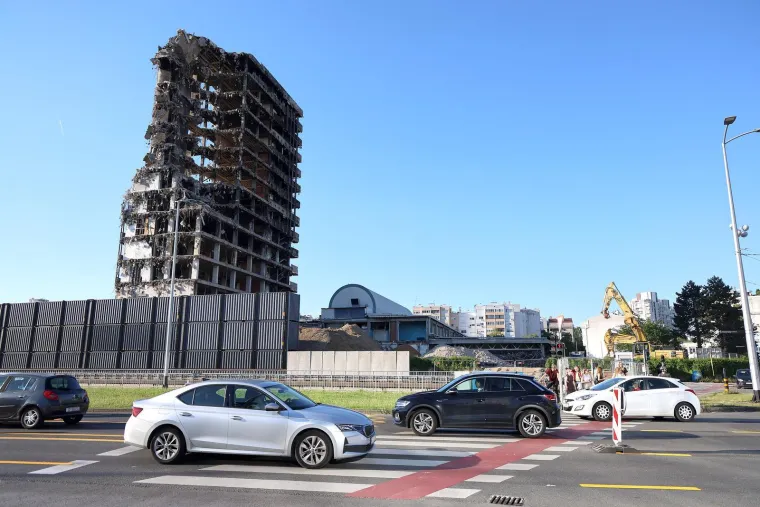 Pogledajte gužve kod Vjesnika: Dio betonske konstrukcije visi na žici