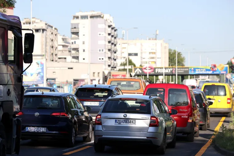 Pogledajte gužve kod Vjesnika: Dio betonske konstrukcije visi na žici