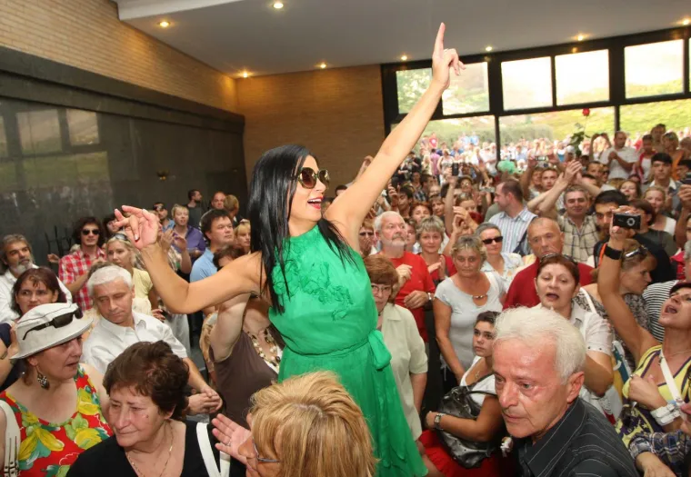 Kandidirala se za predsjednicu, ljubila žene i redala same hitove: Prisjetite se Alke kroz godine