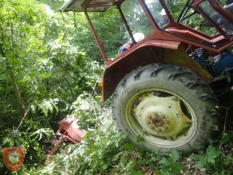 Traktorist udario u stablo! Te&scaron;ko je ozlijeđen i prevezen helikopterom u Zagreb