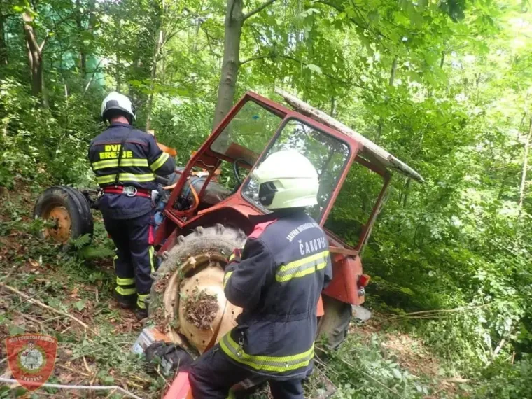 Traktorist udario u stablo! Te&scaron;ko je ozlijeđen i prevezen helikopterom u Zagreb