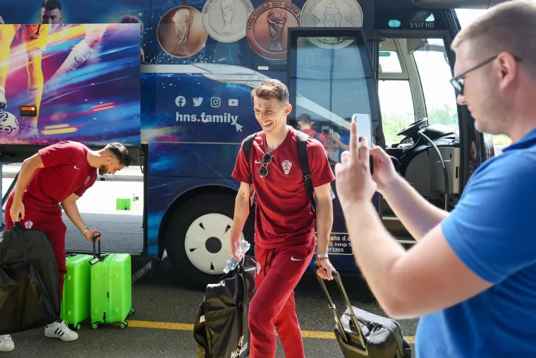 Vatreni stigli na aerodrom i otputovali prema Svjetskom prvenstvu u Americi: Pogledajte sretne izraze lica