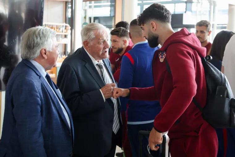 Vatreni stigli na aerodrom i otputovali prema Svjetskom prvenstvu u Americi: Pogledajte sretne izraze lica