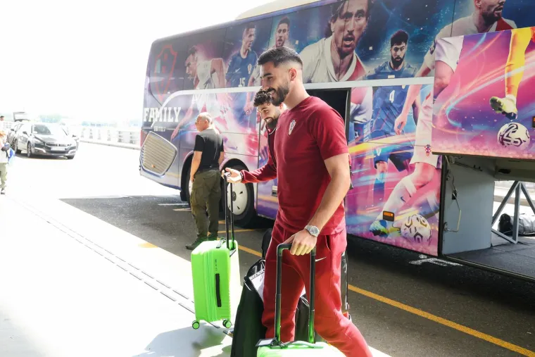 Vatreni stigli na aerodrom i otputovali prema Svjetskom prvenstvu u Americi: Pogledajte sretne izraze lica