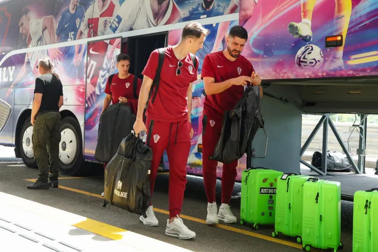 Vatreni stigli na aerodrom i otputovali prema Svjetskom prvenstvu u Americi: Pogledajte sretne izraze lica