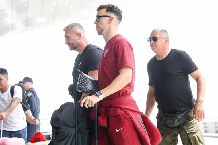 Vatreni stigli na aerodrom i otputovali prema Svjetskom prvenstvu u Americi: Pogledajte sretne izraze lica