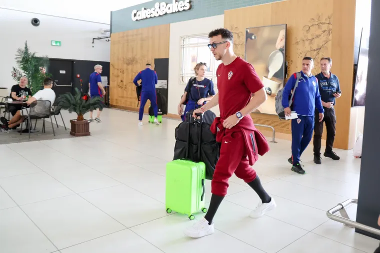 Vatreni stigli na aerodrom i otputovali prema Svjetskom prvenstvu u Americi: Pogledajte sretne izraze lica