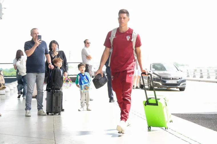 Vatreni stigli na aerodrom i otputovali prema Svjetskom prvenstvu u Americi: Pogledajte sretne izraze lica