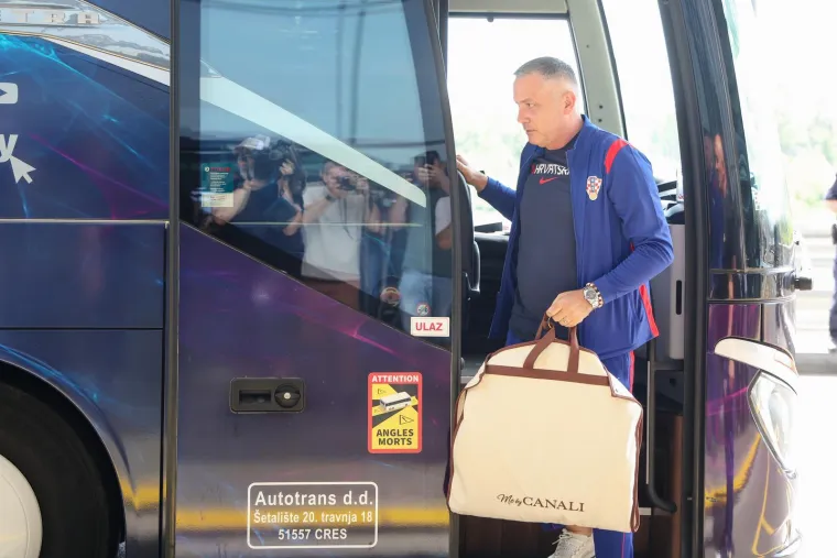 Vatreni stigli na aerodrom i otputovali prema Svjetskom prvenstvu u Americi: Pogledajte sretne izraze lica