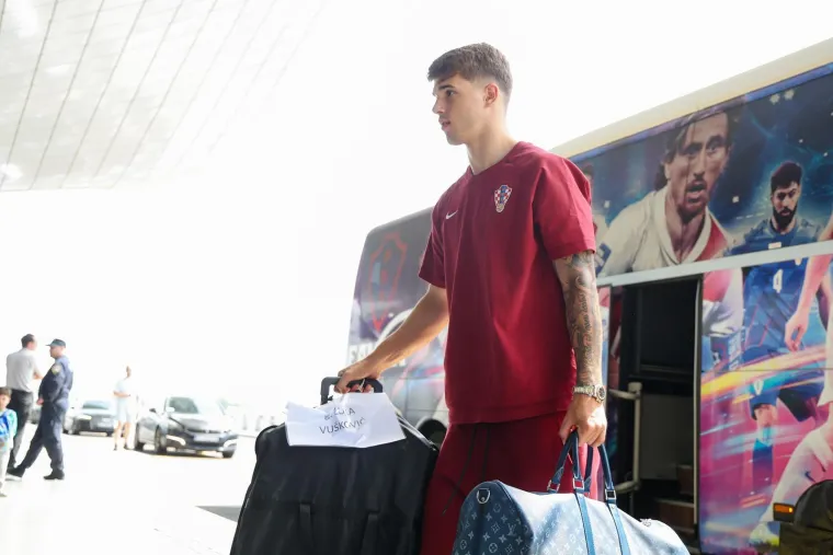Vatreni stigli na aerodrom i otputovali prema Svjetskom prvenstvu u Americi: Pogledajte sretne izraze lica