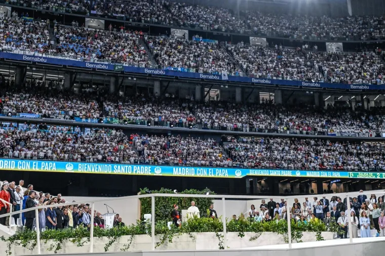 Pogledajte ove predivne prizore: Papu na stadionu Real Madrida dočekalo 80.000 vjernika